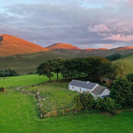 Thistle Thatch Cottage And Hot Tub - Mourne Mountains นิวคาสเซิล ภายนอก รูปภาพ