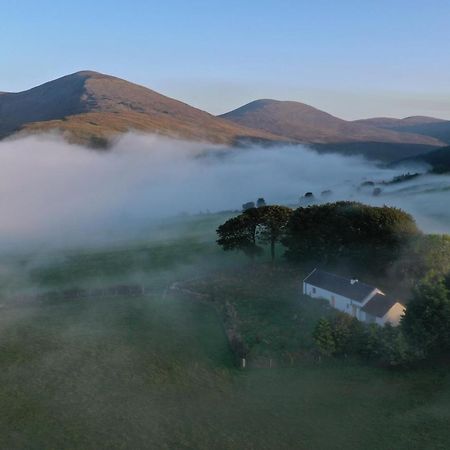 Thistle Thatch Cottage And Hot Tub - Mourne Mountains นิวคาสเซิล ภายนอก รูปภาพ