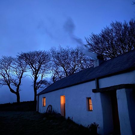 Thistle Thatch Cottage And Hot Tub - Mourne Mountains นิวคาสเซิล ภายนอก รูปภาพ