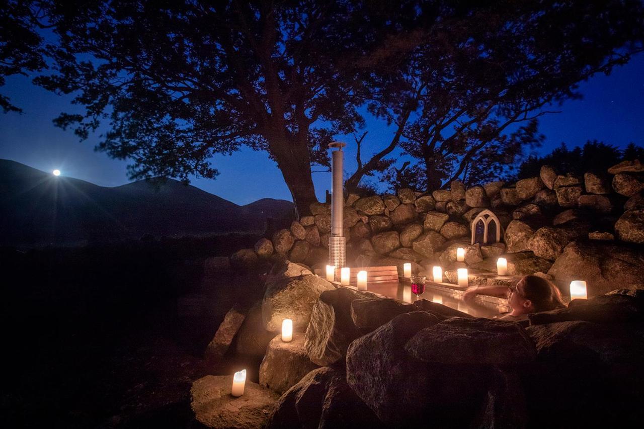 Thistle Thatch Cottage And Hot Tub - Mourne Mountains นิวคาสเซิล ภายนอก รูปภาพ