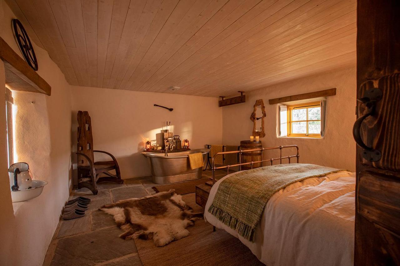 Thistle Thatch Cottage And Hot Tub - Mourne Mountains นิวคาสเซิล ภายนอก รูปภาพ