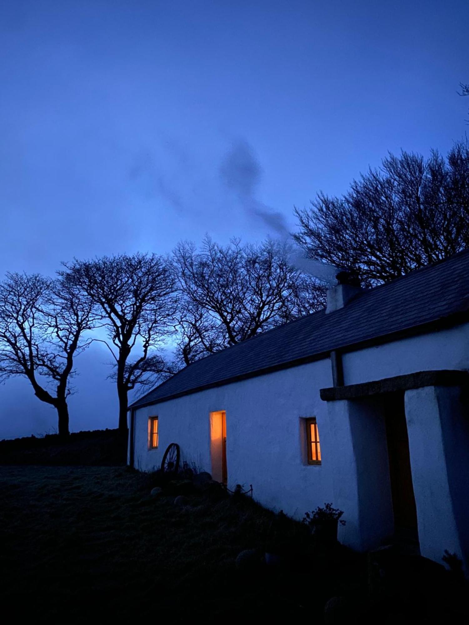 Thistle Thatch Cottage And Hot Tub - Mourne Mountains นิวคาสเซิล ภายนอก รูปภาพ